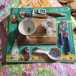 The Pioneer woman utensil set